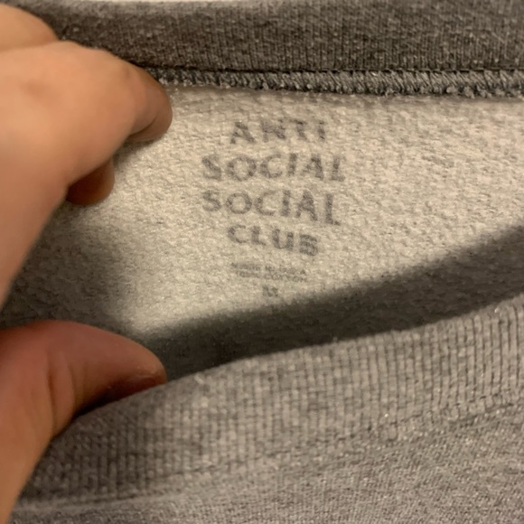 Hi fellow shoppers , im selling this crew neck - Picture 3 of 3